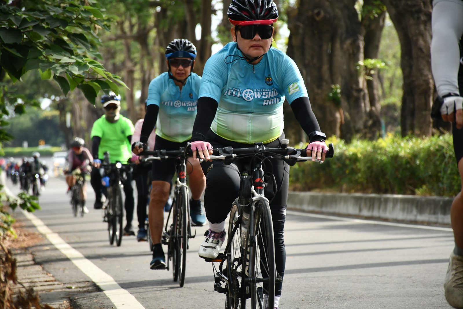 Fellowship Ride jerseys leading the pack through the avenue