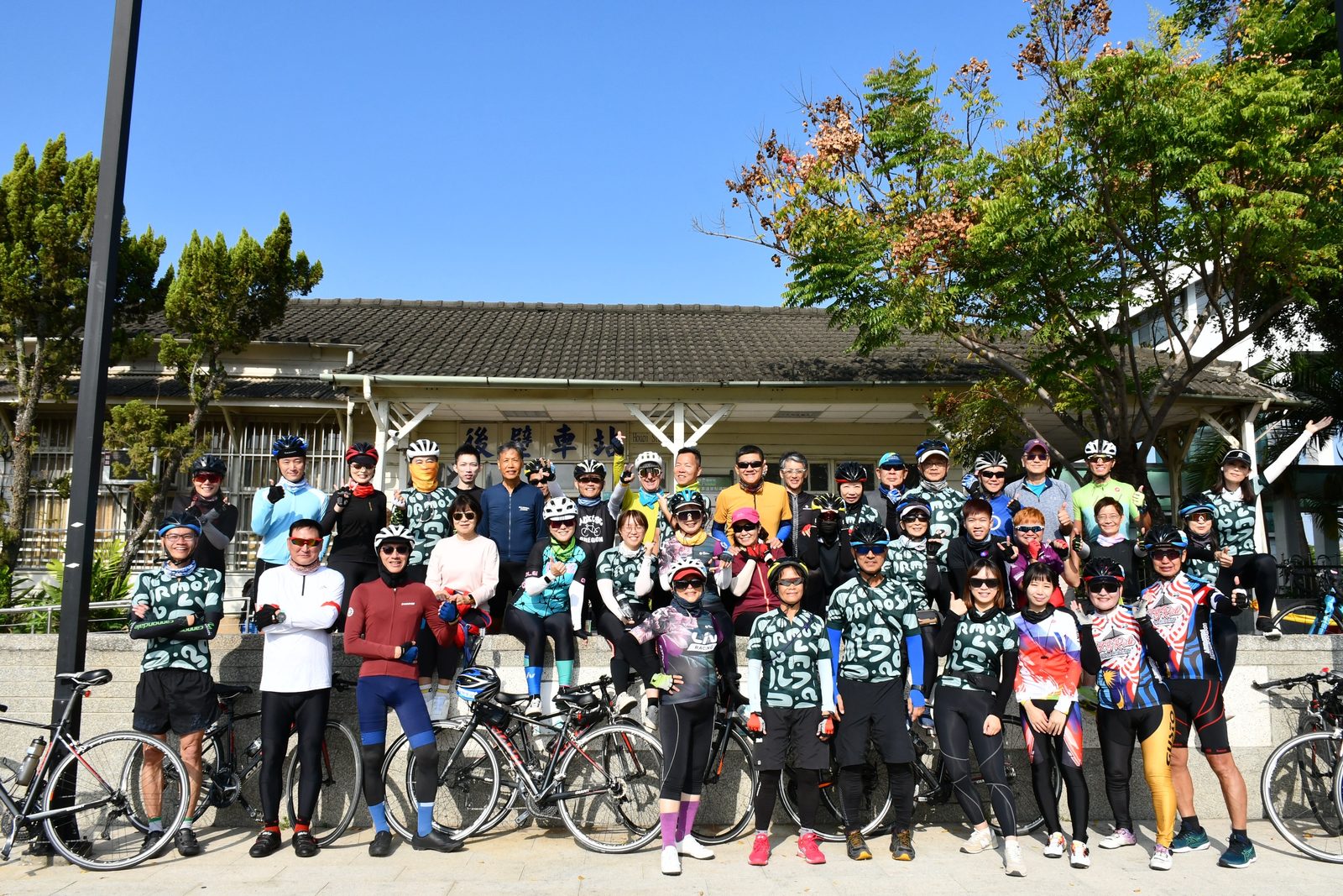The whole tour posed together at Houbi Station