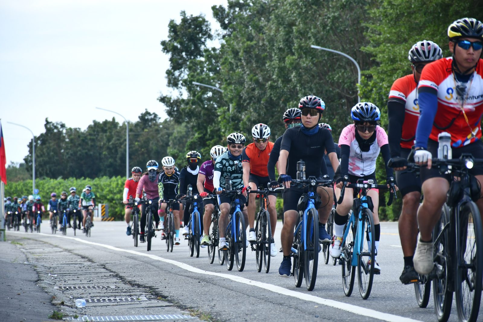 The full pack rolling out onto the road